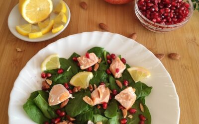 Insalata di spinaci con salmone, melagrana e mandorle